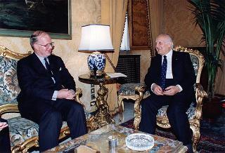 Amb. Sir John Coles, segretario generale degli affari esteri del Regno Unito di Gran Bretagna e Irlanda del Nord