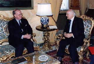 Amb. Sir John Coles, segretario generale degli affari esteri del Regno Unito di Gran Bretagna e Irlanda del Nord