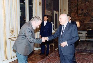 Il Presidente della Repubblica Oscar Luigi Scalfaro riceve in udienza Franco Passuello, presidente nazionale delle Associazioni Cristiane Lavoratori Italiani (ACLI), per il 50° anniversario di fondazione accompagnato da alcuni esponenti