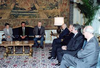 Il Presidente della Repubblica Oscar Luigi Scalfaro riceve in udienza Franco Passuello, presidente nazionale delle Associazioni Cristiane Lavoratori Italiani (ACLI), per il 50° anniversario di fondazione accompagnato da alcuni esponenti