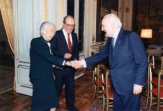 Incontro del Presidente della Repubblica Oscar Luigi Scalfaro con l'on. Luigi Anderlini, presidente dell'Archivio Disarmo, con gli organizzatori ed i vincitori del Premio giornalistico "Colombe d'oro per la pace"