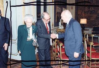 Incontro del Presidente della Repubblica Oscar Luigi Scalfaro con l'on. Luigi Anderlini, presidente dell'Archivio Disarmo, con gli organizzatori ed i vincitori del Premio giornalistico "Colombe d'oro per la pace"