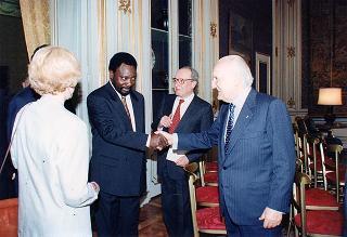 Incontro del Presidente della Repubblica Oscar Luigi Scalfaro con l'on. Luigi Anderlini, presidente dell'Archivio Disarmo, con gli organizzatori ed i vincitori del Premio giornalistico "Colombe d'oro per la pace"