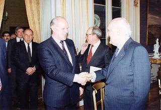 Incontro del Presidente della Repubblica Oscar Luigi Scalfaro con l'on. Luigi Anderlini, presidente dell'Archivio Disarmo, con gli organizzatori ed i vincitori del Premio giornalistico "Colombe d'oro per la pace"
