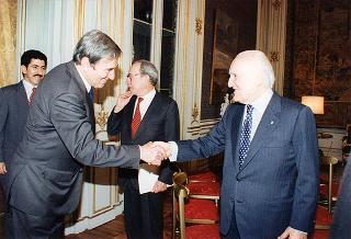 Incontro del Presidente della Repubblica Oscar Luigi Scalfaro con l'on. Luigi Anderlini, presidente dell'Archivio Disarmo, con gli organizzatori ed i vincitori del Premio giornalistico "Colombe d'oro per la pace"