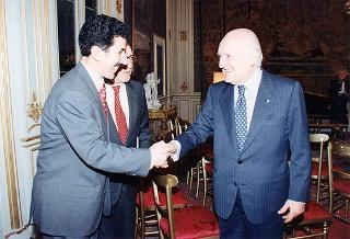 Incontro del Presidente della Repubblica Oscar Luigi Scalfaro con l'on. Luigi Anderlini, presidente dell'Archivio Disarmo, con gli organizzatori ed i vincitori del Premio giornalistico "Colombe d'oro per la pace"