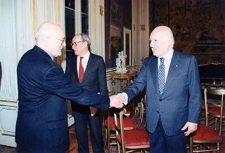 Incontro del Presidente della Repubblica Oscar Luigi Scalfaro con l'on. Luigi Anderlini, presidente dell'Archivio Disarmo, con gli organizzatori ed i vincitori del Premio giornalistico "Colombe d'oro per la pace"