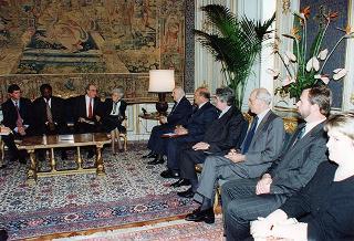 Incontro del Presidente della Repubblica Oscar Luigi Scalfaro con l'on. Luigi Anderlini, presidente dell'Archivio Disarmo, con gli organizzatori ed i vincitori del Premio giornalistico "Colombe d'oro per la pace"