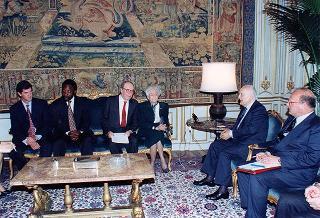 Incontro del Presidente della Repubblica Oscar Luigi Scalfaro con l'on. Luigi Anderlini, presidente dell'Archivio Disarmo, con gli organizzatori ed i vincitori del Premio giornalistico "Colombe d'oro per la pace"