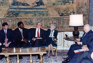 Incontro del Presidente della Repubblica Oscar Luigi Scalfaro con l'on. Luigi Anderlini, presidente dell'Archivio Disarmo, con gli organizzatori ed i vincitori del Premio giornalistico "Colombe d'oro per la pace"