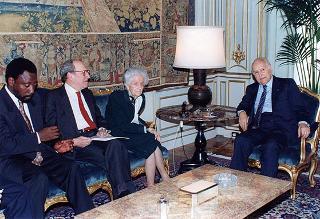 Incontro del Presidente della Repubblica Oscar Luigi Scalfaro con l'on. Luigi Anderlini, presidente dell'Archivio Disarmo, con gli organizzatori ed i vincitori del Premio giornalistico "Colombe d'oro per la pace"