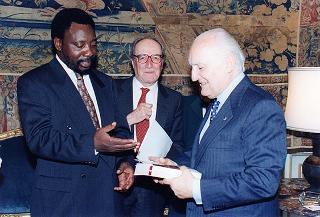 Incontro del Presidente della Repubblica Oscar Luigi Scalfaro con l'on. Luigi Anderlini, presidente dell'Archivio Disarmo, con gli organizzatori ed i vincitori del Premio giornalistico "Colombe d'oro per la pace"