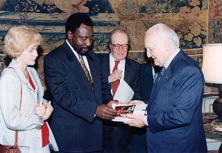 Incontro del Presidente della Repubblica Oscar Luigi Scalfaro con l'on. Luigi Anderlini, presidente dell'Archivio Disarmo, con gli organizzatori ed i vincitori del Premio giornalistico "Colombe d'oro per la pace"