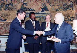 Incontro del Presidente della Repubblica Oscar Luigi Scalfaro con l'on. Luigi Anderlini, presidente dell'Archivio Disarmo, con gli organizzatori ed i vincitori del Premio giornalistico "Colombe d'oro per la pace"