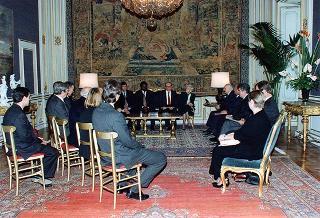 Incontro del Presidente della Repubblica Oscar Luigi Scalfaro con l'on. Luigi Anderlini, presidente dell'Archivio Disarmo, con gli organizzatori ed i vincitori del Premio giornalistico "Colombe d'oro per la pace"