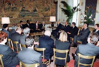 Incontro del Presidente della Repubblica Oscar Luigi Scalfaro con l'on. Luigi Anderlini, presidente dell'Archivio Disarmo, con gli organizzatori ed i vincitori del Premio giornalistico "Colombe d'oro per la pace"