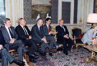Incontro del Presidente della Repubblica Oscar Luigi Scalfaro con l'on. Luigi Anderlini, presidente dell'Archivio Disarmo, con gli organizzatori ed i vincitori del Premio giornalistico "Colombe d'oro per la pace"