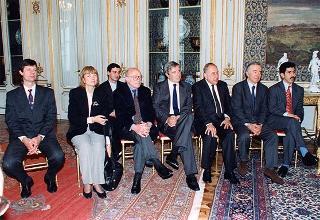 Incontro del Presidente della Repubblica Oscar Luigi Scalfaro con l'on. Luigi Anderlini, presidente dell'Archivio Disarmo, con gli organizzatori ed i vincitori del Premio giornalistico "Colombe d'oro per la pace"