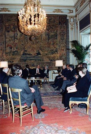 Incontro del Presidente della Repubblica Oscar Luigi Scalfaro con l'on. Luigi Anderlini, presidente dell'Archivio Disarmo, con gli organizzatori ed i vincitori del Premio giornalistico "Colombe d'oro per la pace"