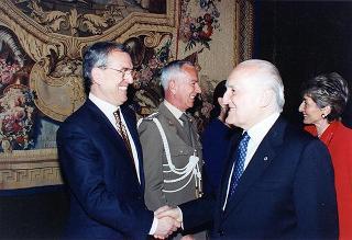 Intervento del Presidente della Repubblica Oscar Luigi Scalfaro alla cerimonia di consegna delle "Stelle al merito del lavoro" ai nuovi Maestri del lavoro del Lazio e dell'Umbria