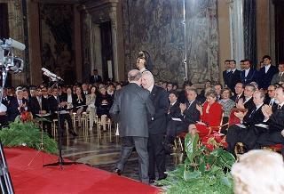 Intervento del Presidente della Repubblica Oscar Luigi Scalfaro alla cerimonia di consegna delle "Stelle al merito del lavoro" ai nuovi Maestri del lavoro del Lazio e dell'Umbria