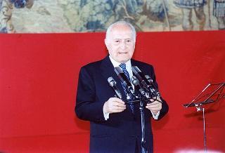 Intervento del Presidente della Repubblica Oscar Luigi Scalfaro alla cerimonia di consegna delle "Stelle al merito del lavoro" ai nuovi Maestri del lavoro del Lazio e dell'Umbria