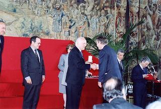 Intervento del Presidente della Repubblica Oscar Luigi Scalfaro alla cerimonia di consegna delle "Stelle al merito del lavoro" ai nuovi Maestri del lavoro del Lazio e dell'Umbria