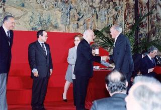 Intervento del Presidente della Repubblica Oscar Luigi Scalfaro alla cerimonia di consegna delle "Stelle al merito del lavoro" ai nuovi Maestri del lavoro del Lazio e dell'Umbria