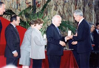 Intervento del Presidente della Repubblica Oscar Luigi Scalfaro alla cerimonia di consegna delle "Stelle al merito del lavoro" ai nuovi Maestri del lavoro del Lazio e dell'Umbria