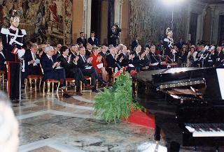 Il Presidente della Repubblica Oscar Luigi Scalfaro partecipa al voncerto corale "La canzone napoletana dal 1700 al 1900", eseguito da "I cantori di Posillipo"