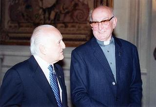 Il Presidente della Repubblica Oscar Luigi Scalfaro 
insieme a Don Enrico Dossi ed un gruppo di giovani