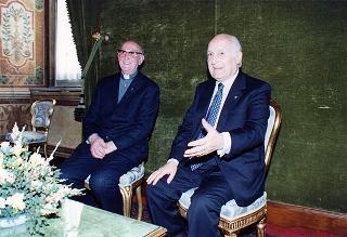 Il Presidente della Repubblica Oscar Luigi Scalfaro 
insieme a Don Enrico Dossi ed un gruppo di giovani