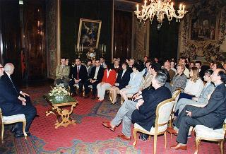 Il Presidente della Repubblica Oscar Luigi Scalfaro 
insieme a Don Enrico Dossi ed un gruppo di giovani