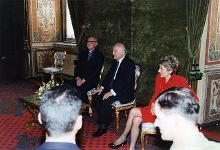 Il Presidente della Repubblica Oscar Luigi Scalfaro 
insieme a Don Enrico Dossi ed un gruppo di giovani