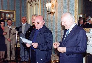 Il Presidente della Repubblica Oscar Luigi Scalfaro riceve don Livio Checchinato e un gruppo di anziani di Cerano (Novara)