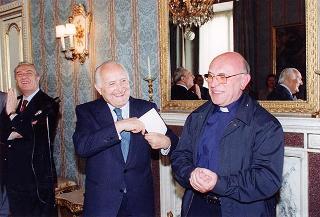 Il Presidente della Repubblica Oscar Luigi Scalfaro riceve don Livio Checchinato e un gruppo di anziani di Cerano (Novara)