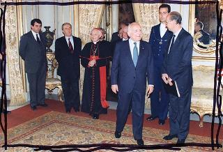 Il Presidente della Repubblica Oscar Luigi Scalfaro incontra una delegazione dell'Associazione &quot;Amici di Monsignor Francesco Fasola&quot;