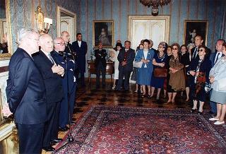 Il Presidente della Repubblica Oscar Luigi Scalfaro riceve una delegazione di partecipanti al Raduno degli ex allievi del 52° Battaglione d'istruzione