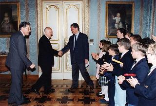 Il Presidente della Repubblica Oscar Luigi Scalfaro incontra alcuni studenti della Scuola elementare di Lizzano in Belvedere (Bologna)