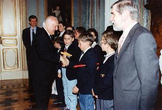 Il Presidente della Repubblica Oscar Luigi Scalfaro incontra alcuni studenti della Scuola elementare di Lizzano in Belvedere (Bologna)