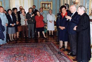 Il Presidente della Repubblica Oscar Luigi Scalfaro incontra una delegazione dell'Associazione anziani della Parrocchia &quot;Madonna Pellegrina&quot; di Novara