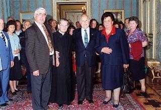 Il Presidente della Repubblica Oscar Luigi Scalfaro incontra una delegazione dell'Associazione anziani della Parrocchia &quot;Madonna Pellegrina&quot; di Novara