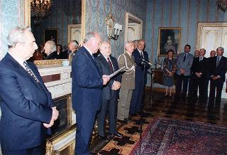 Il Presidente della Repubblica Oscar Luigi Scalfaro riceve in udienza una delegazione di iscritti alla Sezione di Novara dell'Unione Nazionale Ufficiali in congedo d'Italia