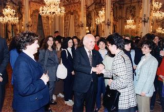 Incontro del Presidente della Repubblica Oscar Luigi Scalfaro con una delegazione di studentesse ospiti del Centro universitario &quot;Regina Mundi&quot;