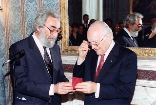 Mauro Guerrini, sindaco del Comune di Montalcino, con una rappresentanza di coltivatori diretti ed imprenditori agro-alimentari della zona