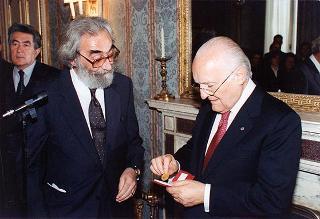 Mauro Guerrini, sindaco del Comune di Montalcino, con una rappresentanza di coltivatori diretti ed imprenditori agro-alimentari della zona