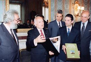 Mauro Guerrini, sindaco del Comune di Montalcino, con una rappresentanza di coltivatori diretti ed imprenditori agro-alimentari della zona