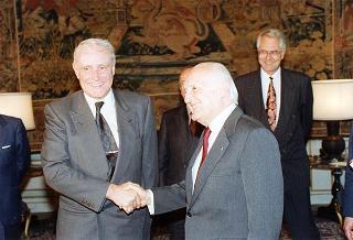 Flavio Cotti, consigliere federale-capo del Dipartimento per gli affari esteri della Confederazione Elvetica