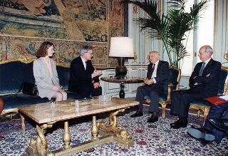 Ake Malm, presidente dell'Associazione della stampa estera in Italia, con alcuni componenti il Consiglio direttivo