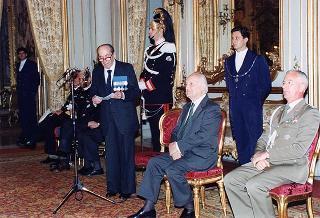 Gen. c. a. Angelo Bastiani, presidente del Gruppo Medaglie d'oro al Valor Militare d'Italia, con i decorati viventi ed i familiari dei decorati scomparsi